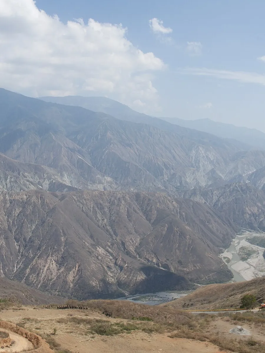 Cañón del Chicamocha, en Santander, con una carretera que desciende entre las montañas