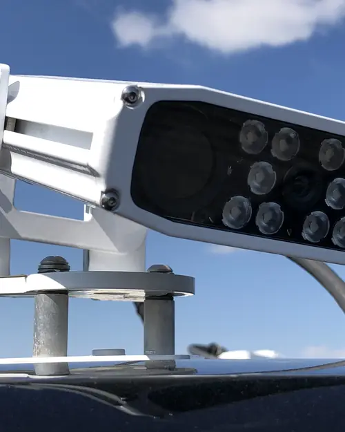 Cámara de lectura de placas con luces infrarrojas sobre un soporte metálico