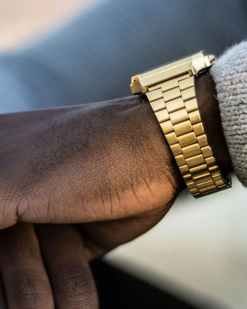 Brazalete dorado de eslabones en la muñeca