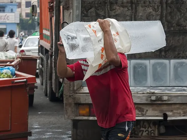 Personas descargando bloques de hielo de un camión en plena calle