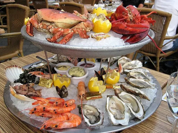 Mariscos presentados sobre una base de hielo