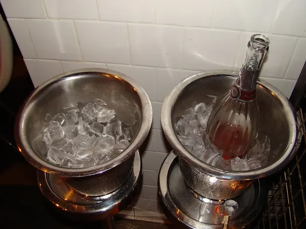 Baldes metálicos con hielo para mantener frías las botellas