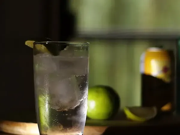 Bebida con hielo y limón servida en la barra